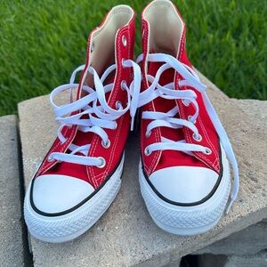 Red Converse High Tops - Men's Size 5 / Women's Size 7 🌟